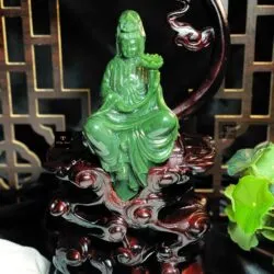 Phật Quán Thế Âm tự tại ngọc bích Canada chạm tay tinh xảo, KT 25x15x10cm (bao gồm cả đế gỗ)
