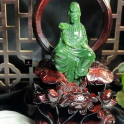 Phật Quán Thế Âm Bồ Tát tự tại ngọc bích Canada chạm tay tinh xảo, KT 25x15x10cm (bao gồm cả đế gỗ)
