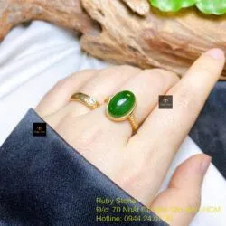 Nhẫn oval Ngọc bích Canada, vàng 18k