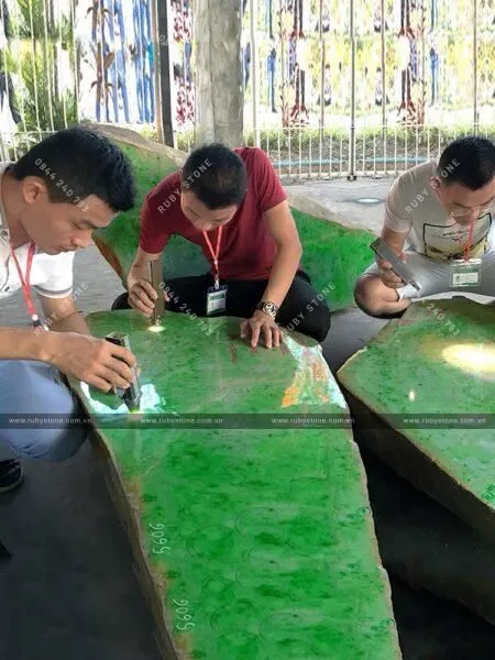 Sự khác nhau cơ bản của Jadeite jade (Ngọc cẩm thạch) và Nephrite jade (Ngọc bích)