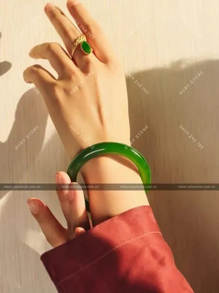 Sự khác nhau cơ bản của Jadeite jade (Ngọc cẩm thạch) và Nephrite jade (Ngọc bích)