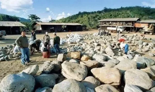 Quá trình hình thành của Jadeite, tại sao nó lại là loại Ngọc quý có giá trị