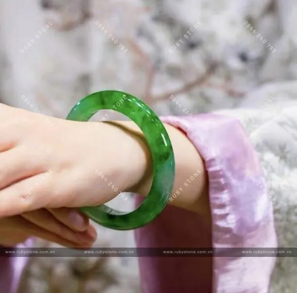 Người dưỡng ngọc ba năm, Ngọc dưỡng người một đời.