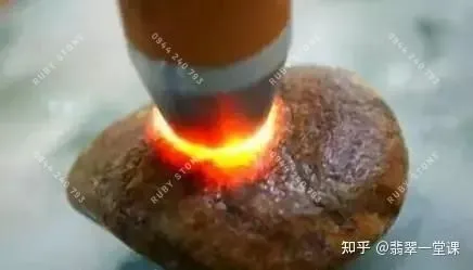Đổ Thạch là gì? Đá Cờ Bạc và các thủ thuật để nhận biết ngọc Phỉ Thuý thô