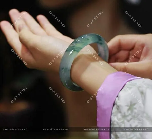 Người dưỡng ngọc ba năm, Ngọc dưỡng người một đời.