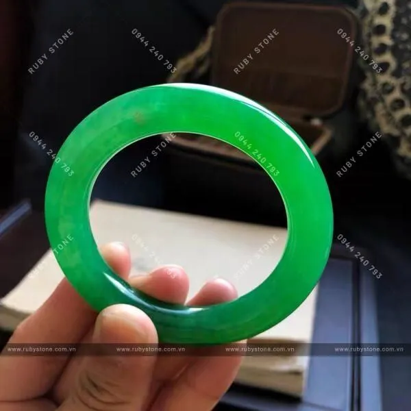 Sự khác nhau cơ bản của Jadeite jade (Ngọc cẩm thạch) và Nephrite jade (Ngọc bích)