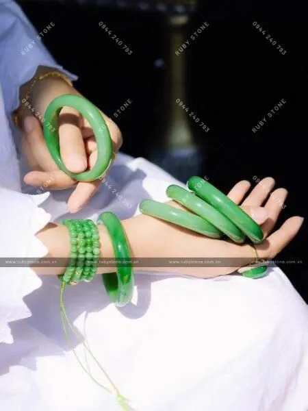 Sự khác nhau cơ bản của Jadeite jade (Ngọc cẩm thạch) và Nephrite jade (Ngọc bích)