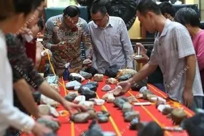 Đổ Thạch là gì? Đá Cờ Bạc và các thủ thuật để nhận biết ngọc Phỉ Thuý thô