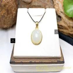 Mặt dây chuyền Ngọc bích Nga mỡ cừu, vàng 18k