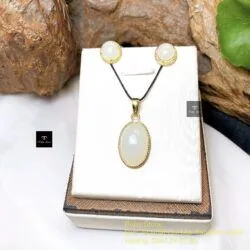 Bộ sản phẩm khuyên tai và mặt dây Ngọc bích Nga mỡ cừu, vàng 18k