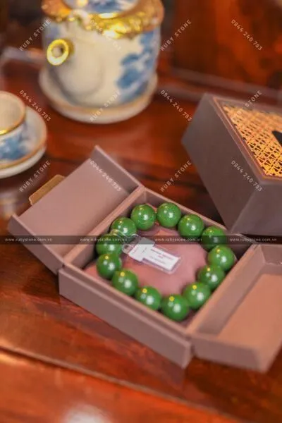 Gợi ý cho bạn cách tặng ngọc ý nghĩa cho từng người khác nhau.