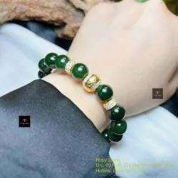 Vòng ngọc bích Canada xanh đậm, charm vàng 18k