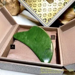 Massage mặt ngọc bích Canada xanh đậm