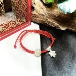 Vòng ngọc Hoà Điền thắt dây vải đeo tay