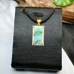 Mặt dây vô sự bài Phỉ thuý Myanmar, vàng 18k - Ảnh 2