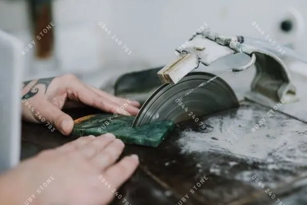 Trong phong thuỷ đeo Ngọc có cần theo mệnh không?