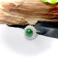 Nhẫn ngọc Phỉ thuý xanh lục, vàng trắng 14k