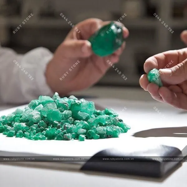 Emerald - Ngọc Lục Bảo là gì? Công dụng và giá trị của Ngọc Lục Bảo như thế nào?