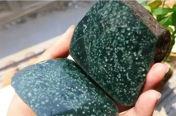 Sự khác nhau giữa "Bông" trong ngọc và "ngọc Bông tuyết" Muna là gì?