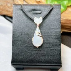 Mặt dây ngọc Phỉ thuý Myanmar hình con mèo, vàng 18k kim cương thiên nhiên