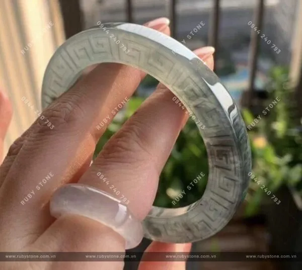 Phỉ thúy Hắc băng là gì? Ngọc gà đen có phải là hắc băng hay không?