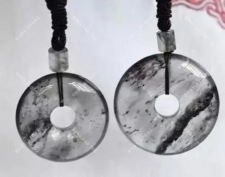 Phỉ thúy Hắc băng là gì? Ngọc gà đen có phải là hắc băng hay không?