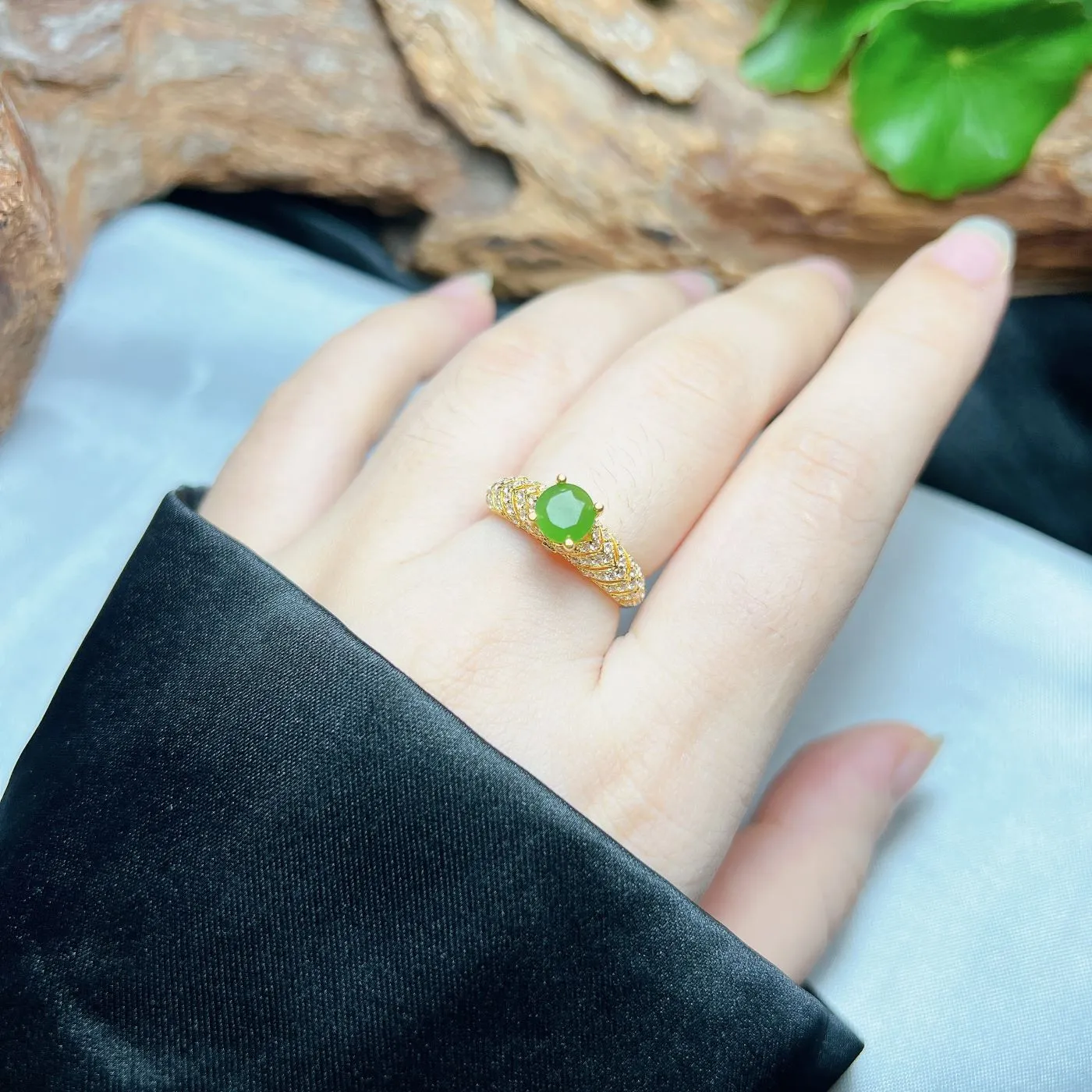 Nhẫn nữ ngọc bích Canada mài giác tròn, vàng 18k Nhẫn nữ ngọc bích Canada mài giác tròn, vàng 18k - Ảnh 4