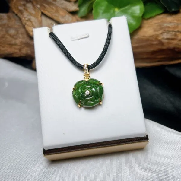 Mặt dây hoa mẫu đơn Ngọc bích Canada, vàng 18k