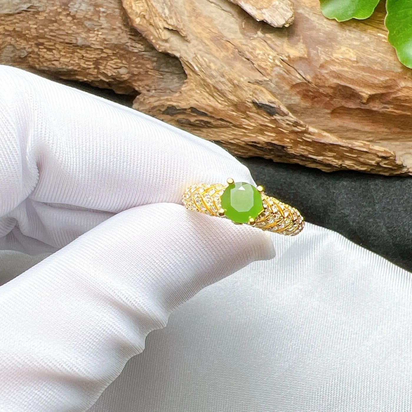 Nhẫn nữ ngọc bích Canada mài giác tròn, vàng 18k Nhẫn nữ ngọc bích Canada mài giác tròn, vàng 18k - Ảnh 5