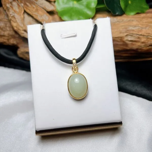 Mặt dây oval ngọc bích Nga, vàng 18k