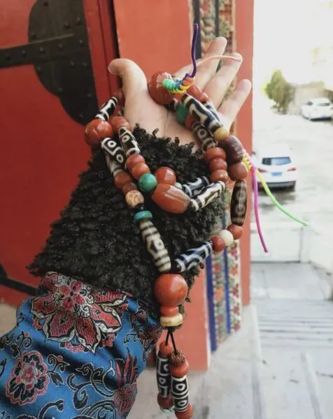 Khám phá bí ẩn hạt Dzi Tây Tạng. Dzi là gì? Số mắt trên hạt Dzi mang ý nghĩa như thế nào?