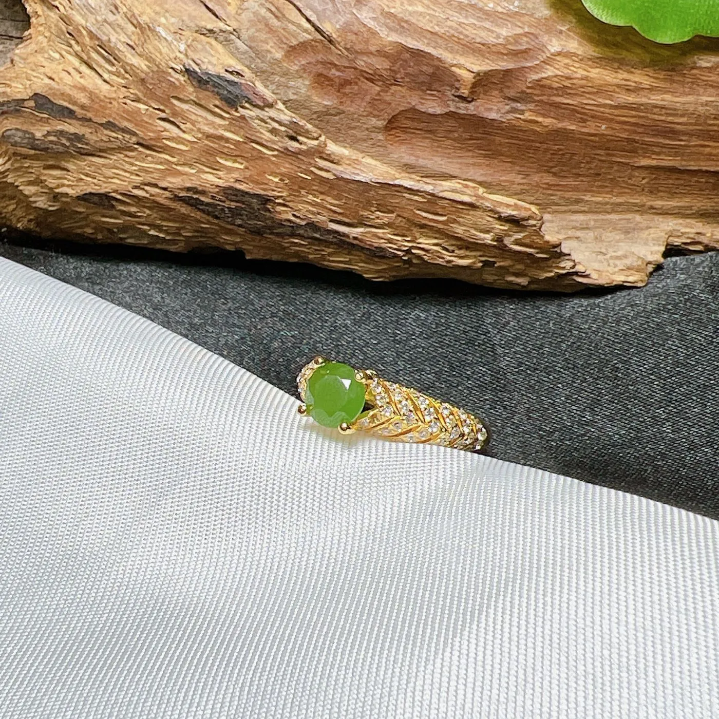 Nhẫn nữ ngọc bích Canada mài giác tròn, vàng 18k Nhẫn nữ ngọc bích Canada mài giác tròn, vàng 18k - Ảnh 3