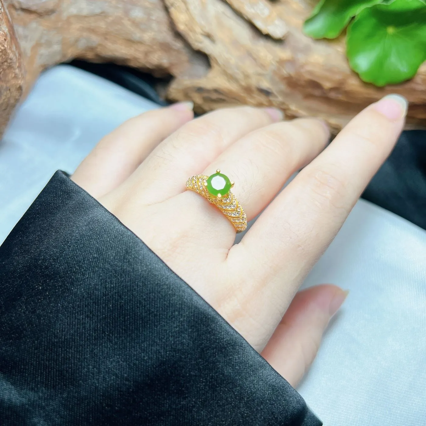 Nhẫn nữ ngọc bích Canada mài giác tròn, vàng 18k Nhẫn nữ ngọc bích Canada mài giác tròn, vàng 18k