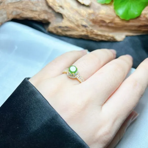 Nhẫn nữ ngọc bích Canada mài giác tròn, vàng 18k