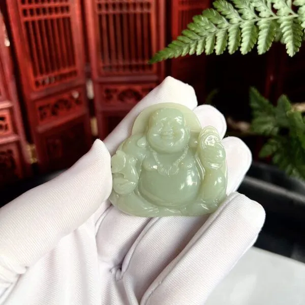 Phật Di Lặc ngọc bích Nga, chạm khắc thủ công tinh xảo