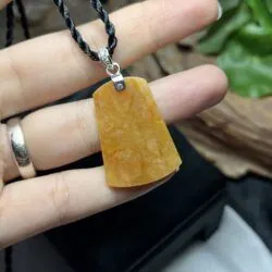 Mặt dây vô sự bài ngọc Phỉ thuý hoàng phỉ, vàng 18k