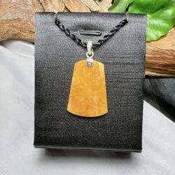 Mặt dây vô sự bài ngọc Phỉ thuý hoàng phỉ, vàng 18k
