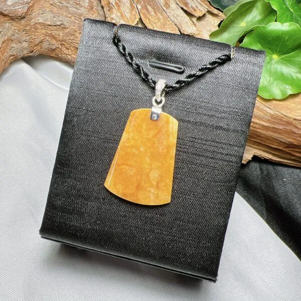 Mặt dây vô sự bài ngọc Phỉ thuý hoàng phỉ, vàng 18k