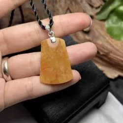 Mặt dây vô sự bài ngọc Phỉ thuý hoàng phỉ, vàng 18k
