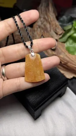 Mặt dây vô sự bài ngọc Phỉ thuý hoàng phỉ, vàng 18k - Ảnh 2