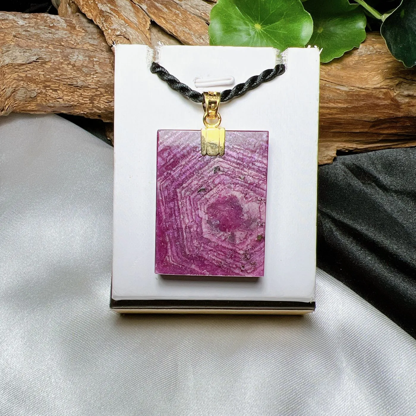 Mặt dây vô sự bài đá quý Ruby Nam Phi, vàng 18k Mặt dây vô sự bài đá quý Ruby Nam Phi, vàng 18k