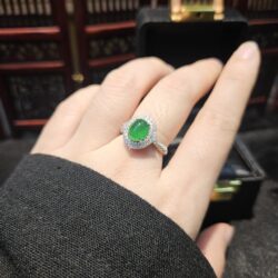 Nhẫn ngọc phỉ thuý xanh lục đế vương Nhẫn ngọc phỉ thuý xanh lục đế vương