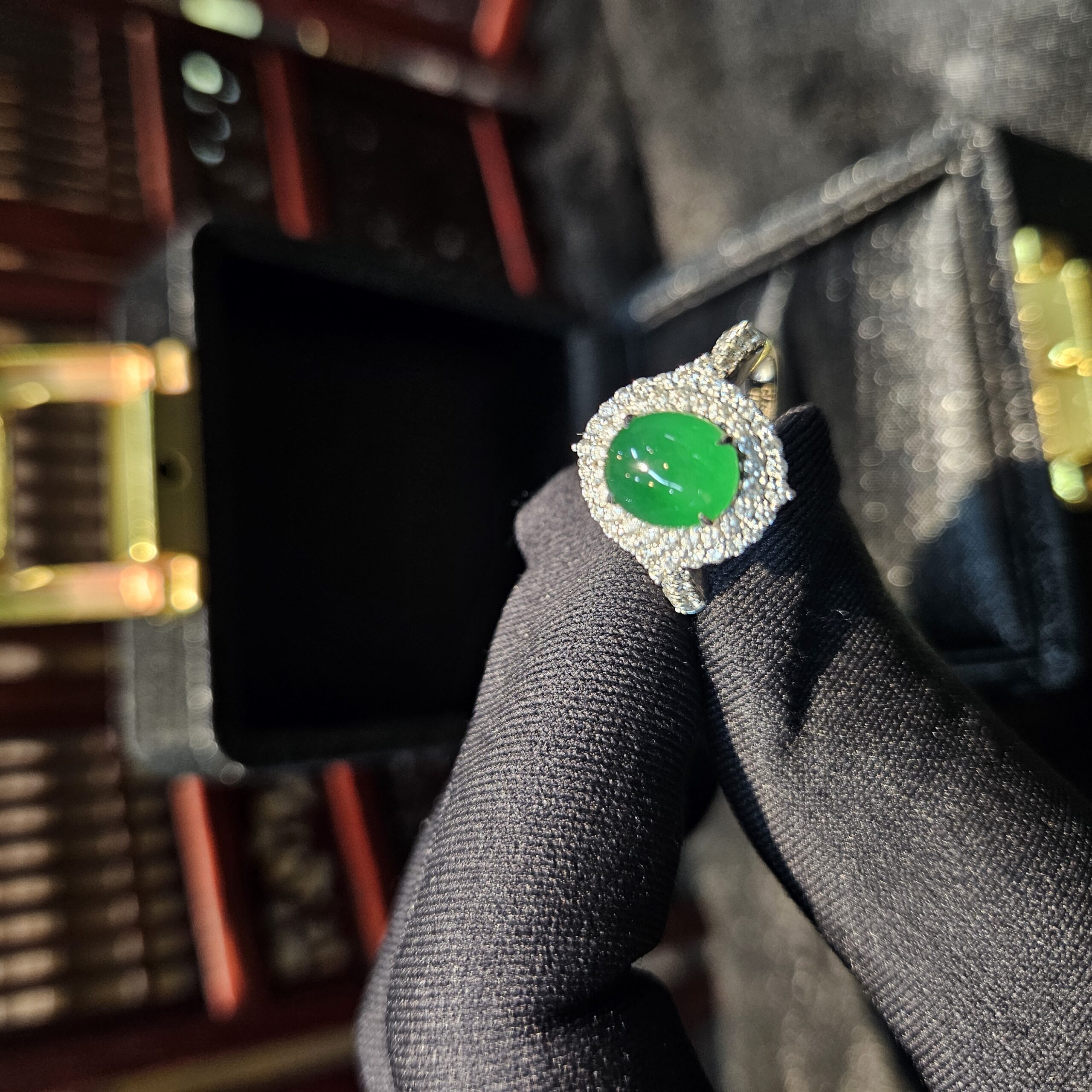 Nhẫn ngọc phỉ thuý xanh lục đế vương Nhẫn ngọc phỉ thuý xanh lục đế vương - Ảnh 2