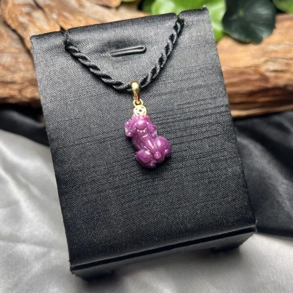 Mặt dây tỳ hưu đá Ruby Nam Phi, móc vàng 18k