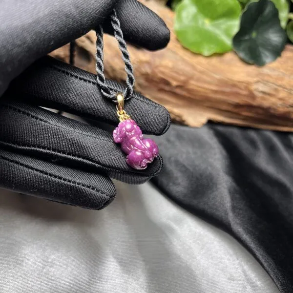 Mặt dây tỳ hưu đá Ruby Nam Phi, móc vàng 18k