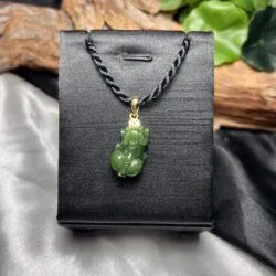 Mặt dây chuyền Tỳ hưu ngọc bích Canada, móc vàng 18k