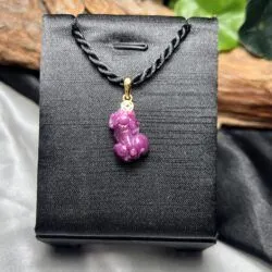 Mặt dây tỳ hưu đá Ruby Nam Phi, móc vàng 18k
