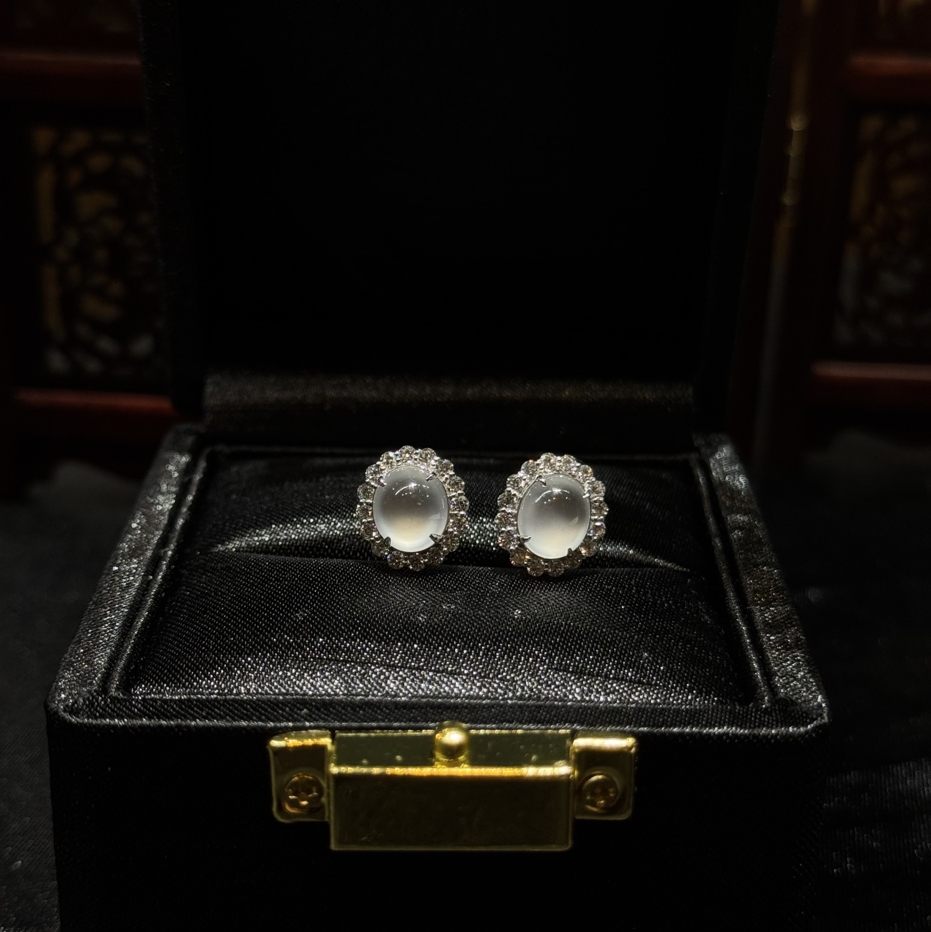 Khuyên tai ngọc phỉ thuý thuỷ tinh chủng Khuyên tai ngọc phỉ thuý thuỷ tinh chủng