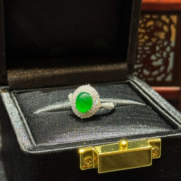 Nhẫn ngọc phỉ thuý xanh lục đế vương