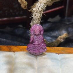 Mặt dây A Di Đà phật đá Ruby Nam Phi chạm khắc thủ công